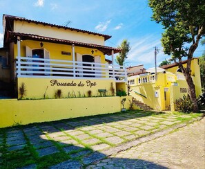 Vista frontal de la propiedad