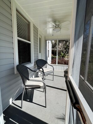 Terrace/patio - Lakeview Cottage Escape.  Close to BOK Tower Gardens, Legoland and Disney  (Babson Park)