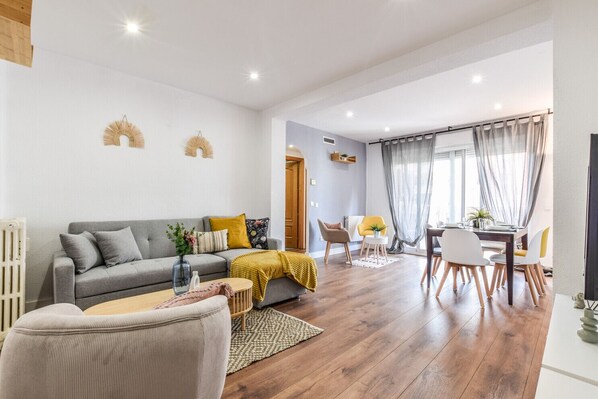 Una televisión de pantalla plana