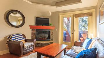 Smart TV, lareira, livros