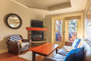 Smart TV, fireplace, books - "Serene Spruce" at Solara Resort (Canmore)