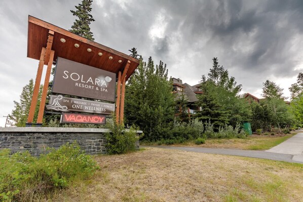 Un panneau indiquant les services proposés par le complexe Solara Resort & Spa, notamment des soins de spa, des massages, de la physiothérapie et des activités de remise en forme.
