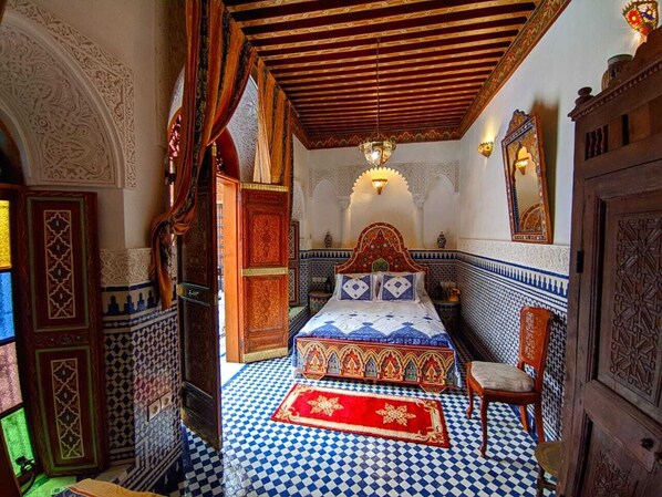 8 quartos, escrivaninha, ferros/tábuas de passar roupa, Wi-Fi