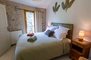 7 bedrooms, travel cot, WiFi, bed sheets