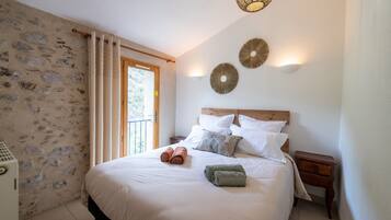 7 bedrooms, travel crib, WiFi, bed sheets