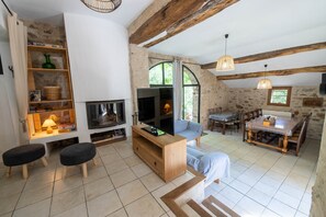 TV, fireplace