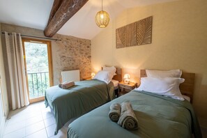 7 bedrooms, travel cot, WiFi, bed sheets