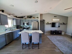 Refrigerador, microondas, horno, placa de cocina