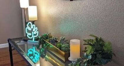 Chic 3/2 Private Firepit and Bunkroom Near Dwntn