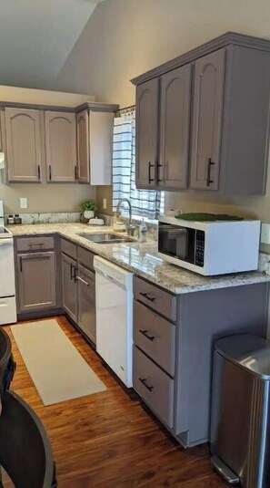 ثلاجة، ميكروويف، فرن، موقد طهي مسطح