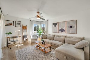 Smart TV, chimenea, libros y oficina 