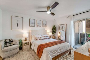 1 habitación, escritorio, tabla de planchar con plancha y cuna de viaje 