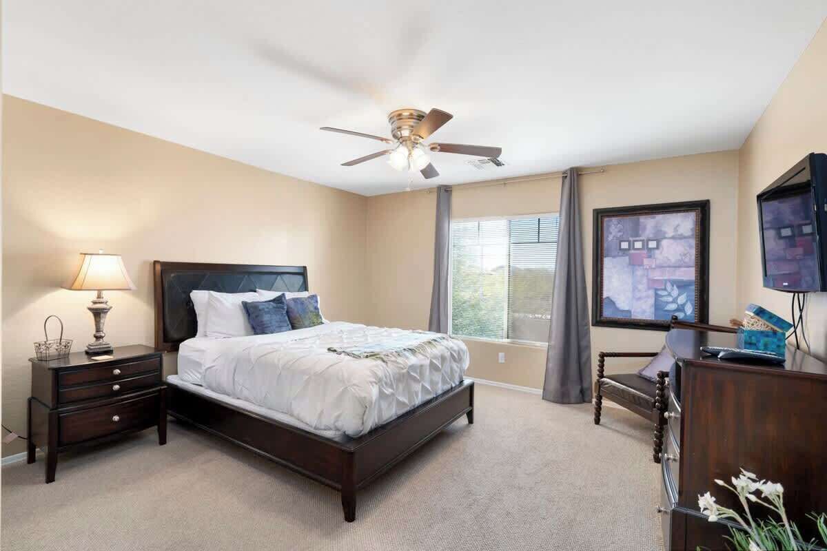 4 sovrum, skrivbord, strykjärn/strykbräda och resesäng