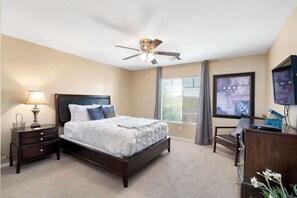 4 間睡房、書桌、熨斗/熨衫板、可攜式嬰兒床