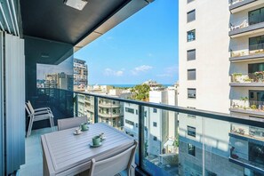 Outdoor dining - New 2BR in Kompert by Holiday-rentals SAFE ROOM (Tel Aviv-Yafo)