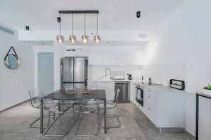 Fridge, stovetop, dishwasher, coffee/tea maker - New 2BR in Kompert by Holiday-rentals SAFE ROOM (Tel Aviv-Yafo)
