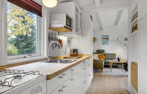 Kjøleskap, ovn, kokeplater og kaffetrakter/tekoker