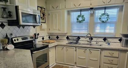 Clean and cozy 3 bdrm one bath home in the heart of Rupert.