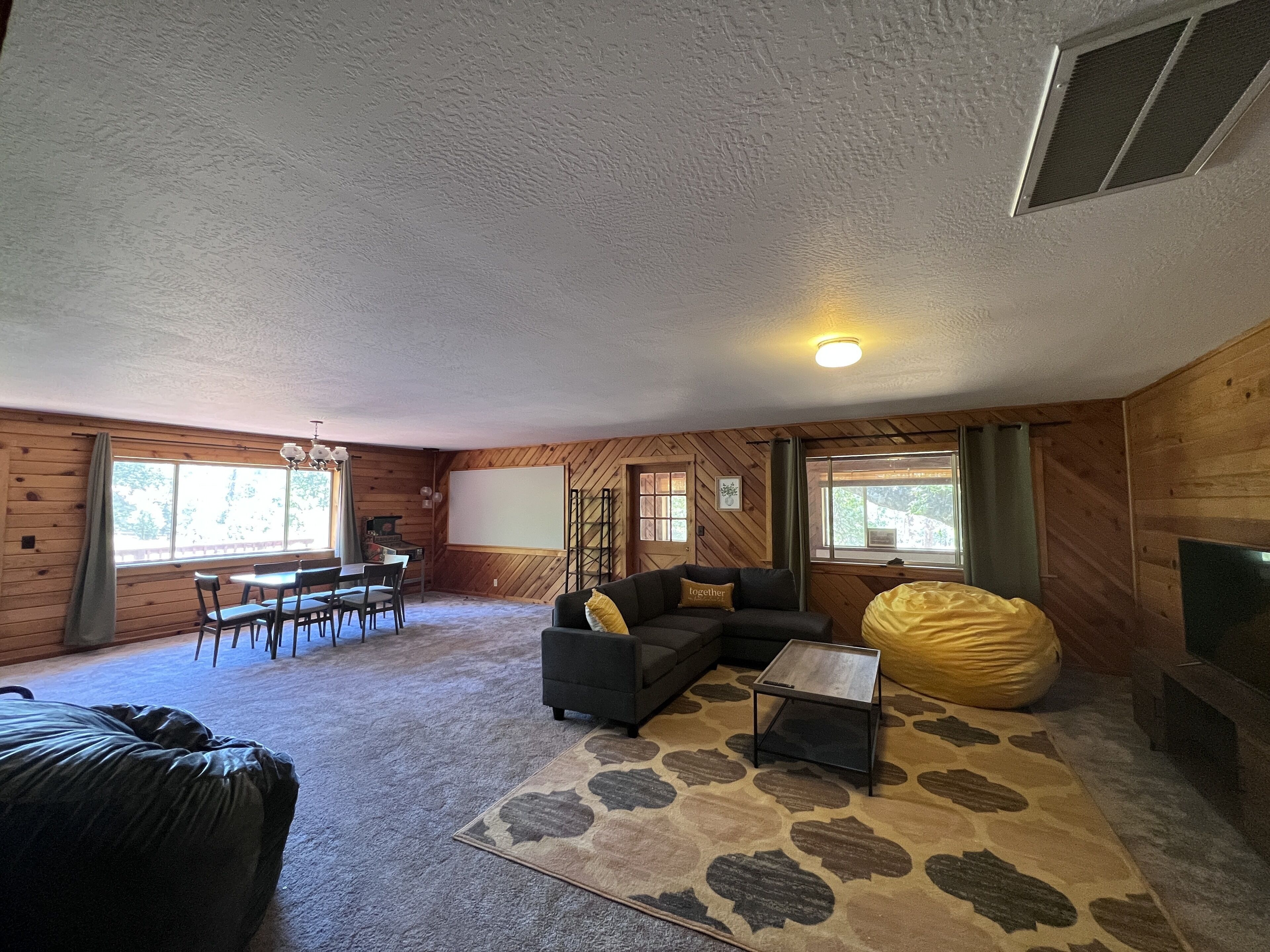 Delightful 3 Bdrm Cabin w/AC, Wifi, and Deck