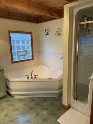 Combined shower/bathtub, hair dryer, towels, soap - Beautiful Waterfront Home in Colton Near Local Colleges (Colton)