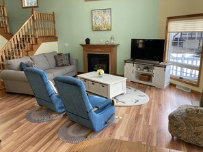 Televisor intel·ligent, llar de foc, videojocs i llibres 