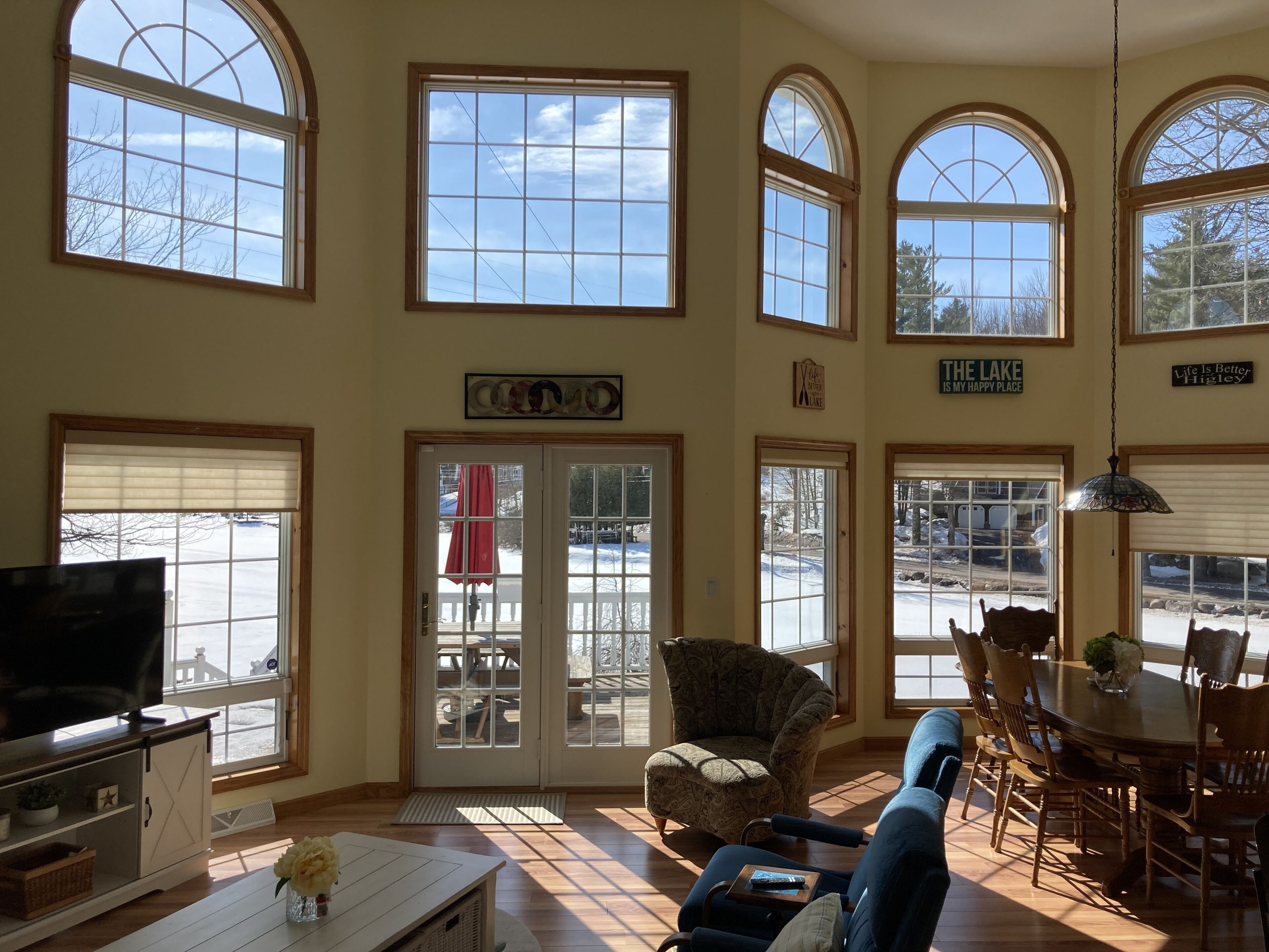 TV connectée, cheminée, jeux vidéo, livres