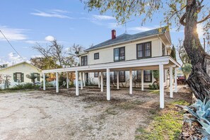 Exterior - Carriage Inn - Utopia Suite 4 (Bandera)