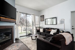 Een televisie, een open haard en een tafeltennistafel