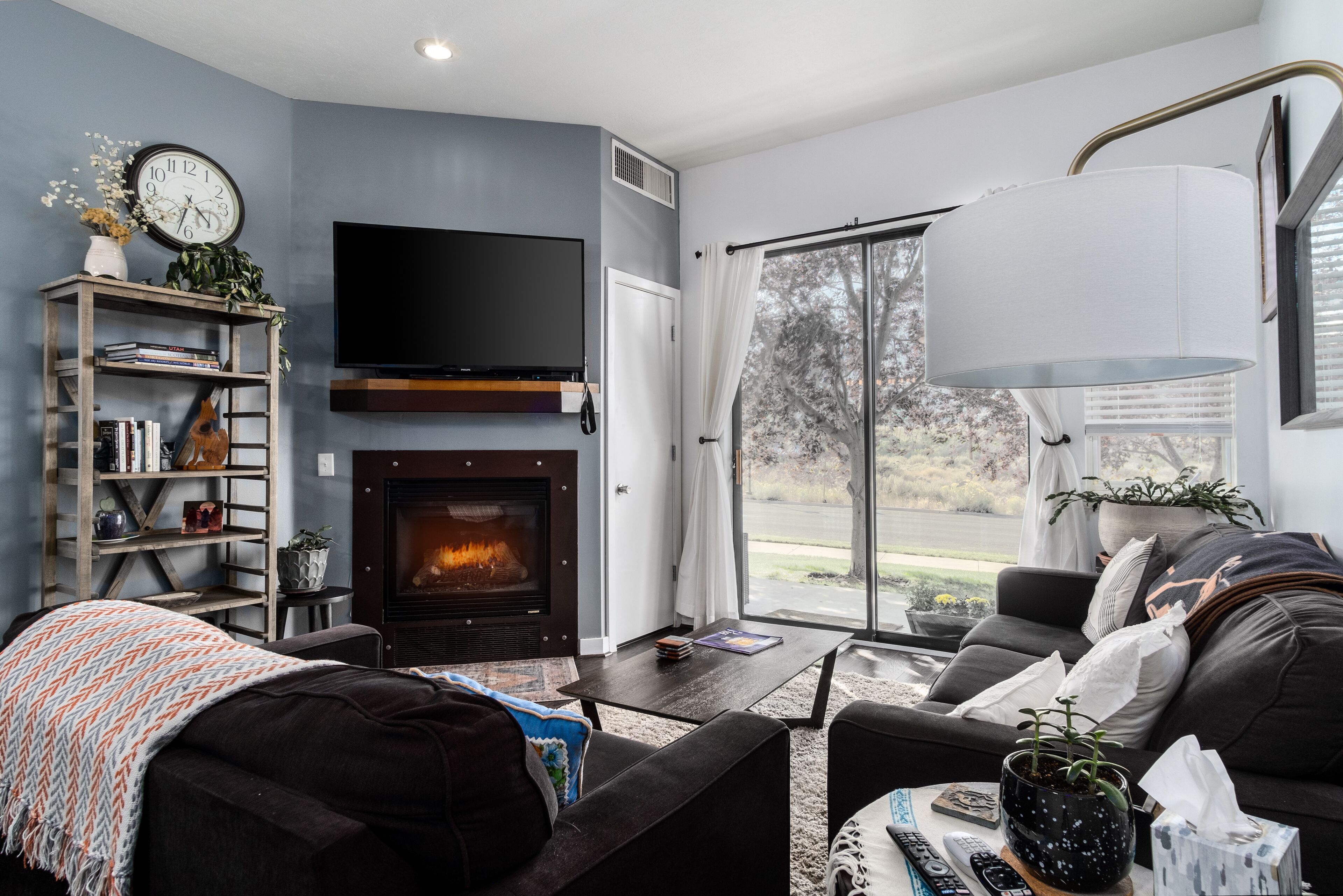 Tv, eldstad och ett bordtennisbord