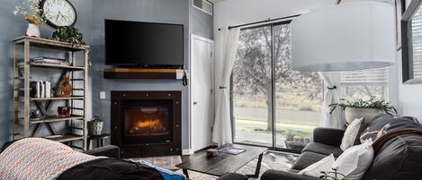 Télévision, cheminée, table de tennis de table