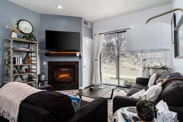 Een televisie, een open haard en een tafeltennistafel