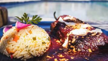 Un plato de arroz y un pimiento relleno, adornado.