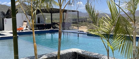 Piscine extérieure, parasols de plage, chaises longues