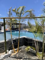 室外泳池；08:00 至 22:00 開放；泳池傘、躺椅