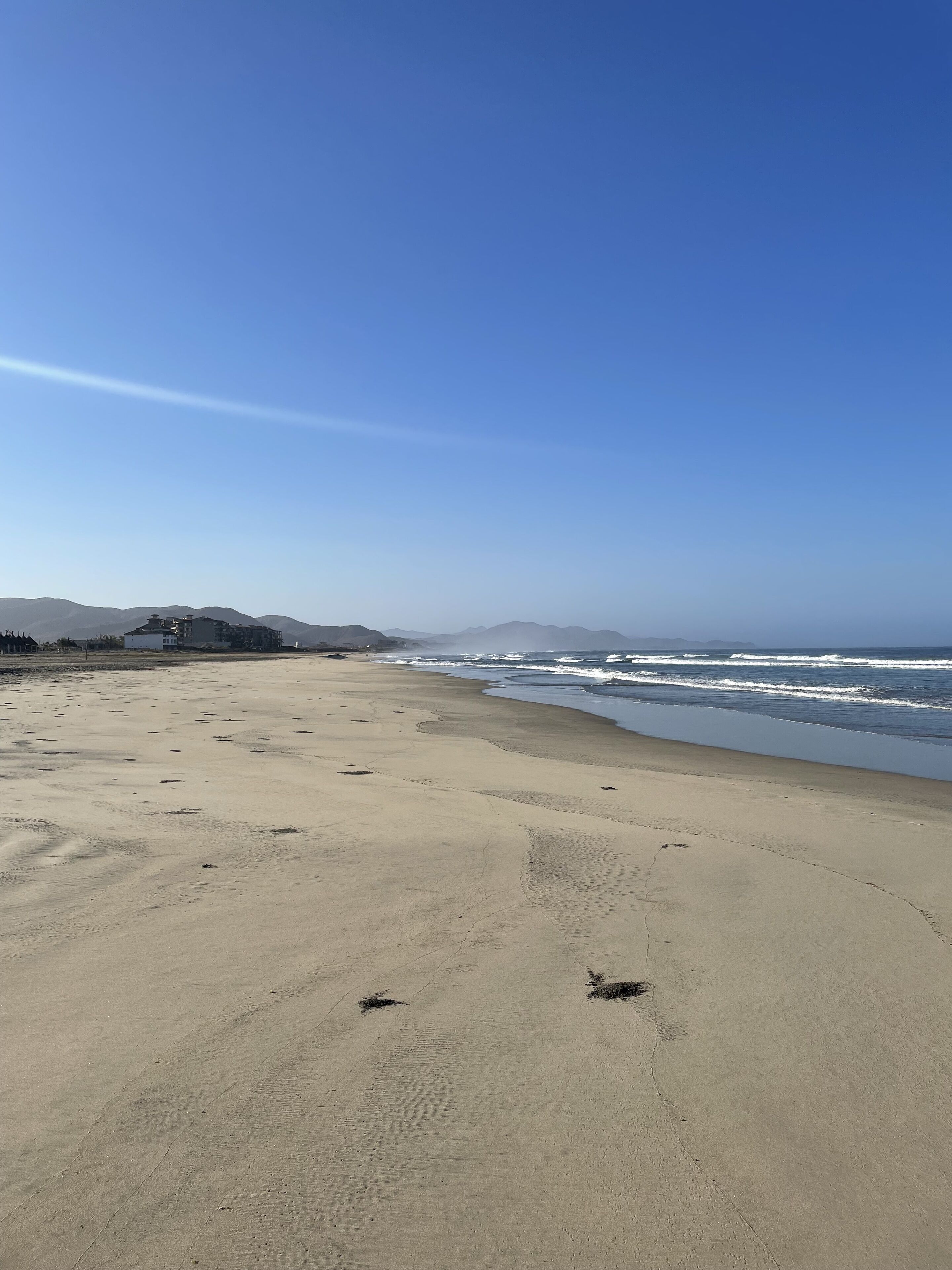 Una playa cerca, arena blanca, sillas reclinables de playa, sombrillas