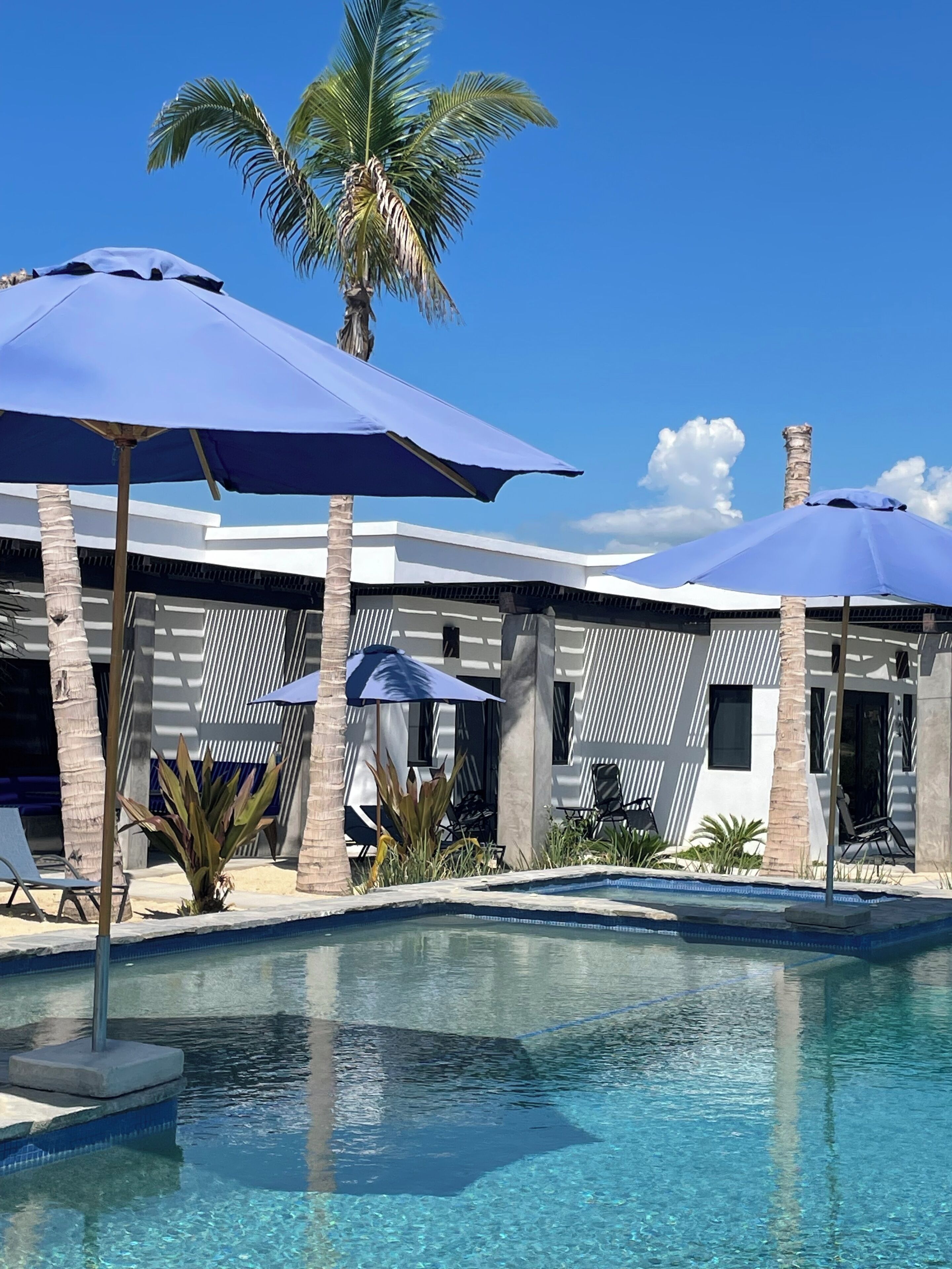 حمّام سباحة خارجي، مظلات على حمّام السباحة، مقاعد للتشمس