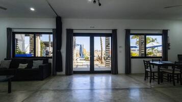 Superior Double Room, 2 Bedrooms, Partial Ocean View | Peralatan tempat tidur premium, gebar bulu kapas, bar mini