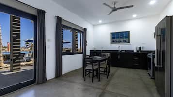 Ropa de cama de alta calidad, cubrecamas y minibar