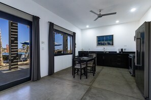 Quarto casal superior, 2 quartos, vista parcial para o oceano | Roupas de cama premium, edredons de pluma, frigobar
