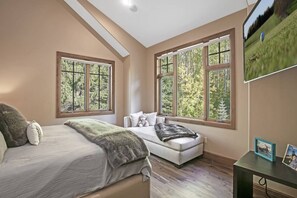 5 bedrooms, desk, iron/ironing board, WiFi - On Vail Bus Route! Hot Tub, Fire Pit, Sauna! (Vail)