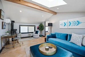 Smart TV, fireplace, Netflix, Hulu