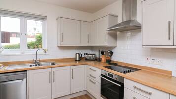Cottage | Private kitchen | Fridge, dishwasher, electric kettle, cookware/dishes/utensils
