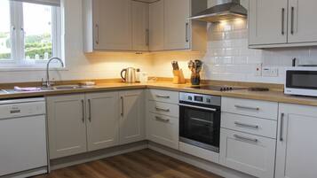 Lemari es, mesin pencuci piring, dan ketel listrik