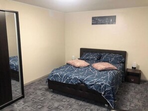 1 bedroom, in-room safe, desk, iron/ironing board - Downtown Studio provides accommodation in historical old town (Brașov)