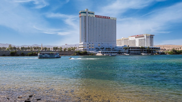 Ein Hochhaus-Hotel mit mehreren Balkonen und freiem Blick auf das Wasser.