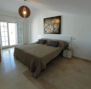 3 soverom, strykejern/-brett, reiseseng for barn og wi-fi (inkludert)