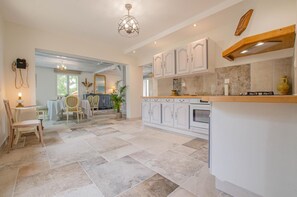 Micro-ondes, lave-vaisselle, chaise haute