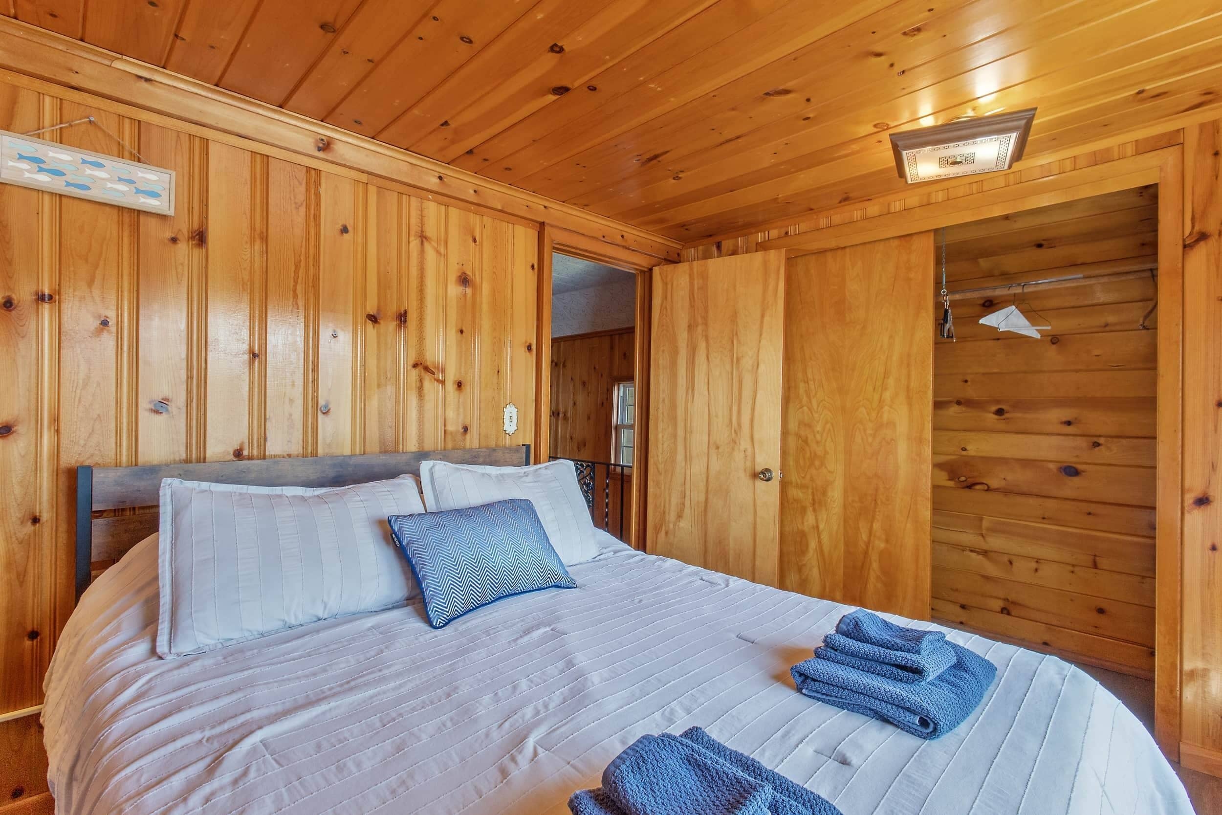 3 bedrooms, desk, iron/ironing board, free WiFi
