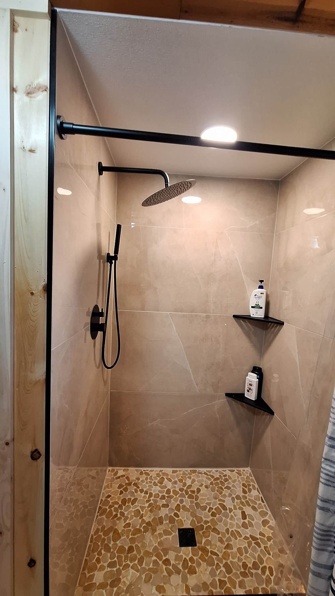 Banheira, secador de cabelo, toalhas de banho, sabonete