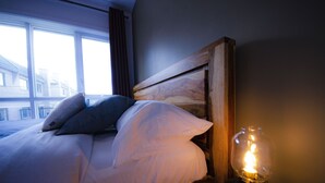 2 makuuhuonetta, työpöytä, silitysrauta/-lauta, vauvan matkasänky